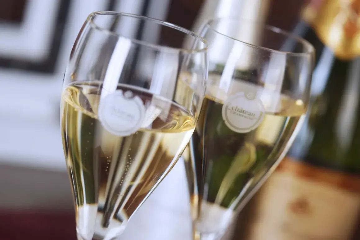 Zwei Gläser mit Champagner, die verschiedene Champagner-Sorten repräsentieren. Bläschen steigen auf.