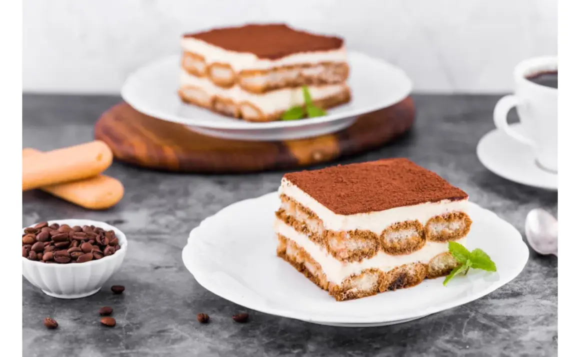 Pyszne tiramisu z biszkoptami, kawą i ziarnami kawy. Idealne na deser.