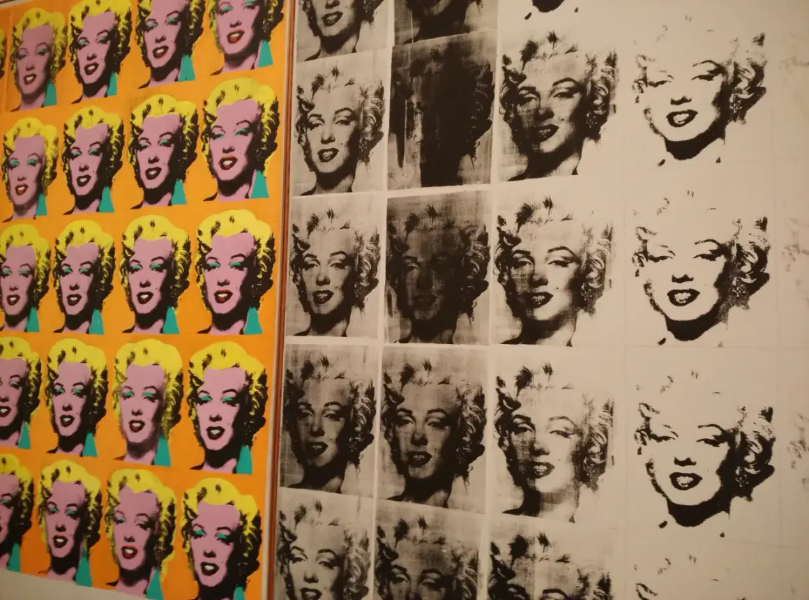 Ikony Marilyn Monroe w kolorze i czerni i bieli, tworzące ikoniczną sztukę pop art.