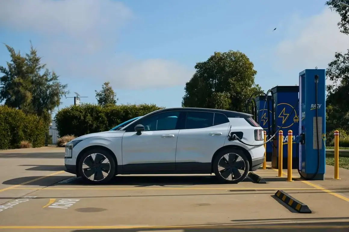 Voiture électrique blanche branchée à une borne de recharge. Un avantage véhicule électrique : l'énergie propre pour un avenir durable.