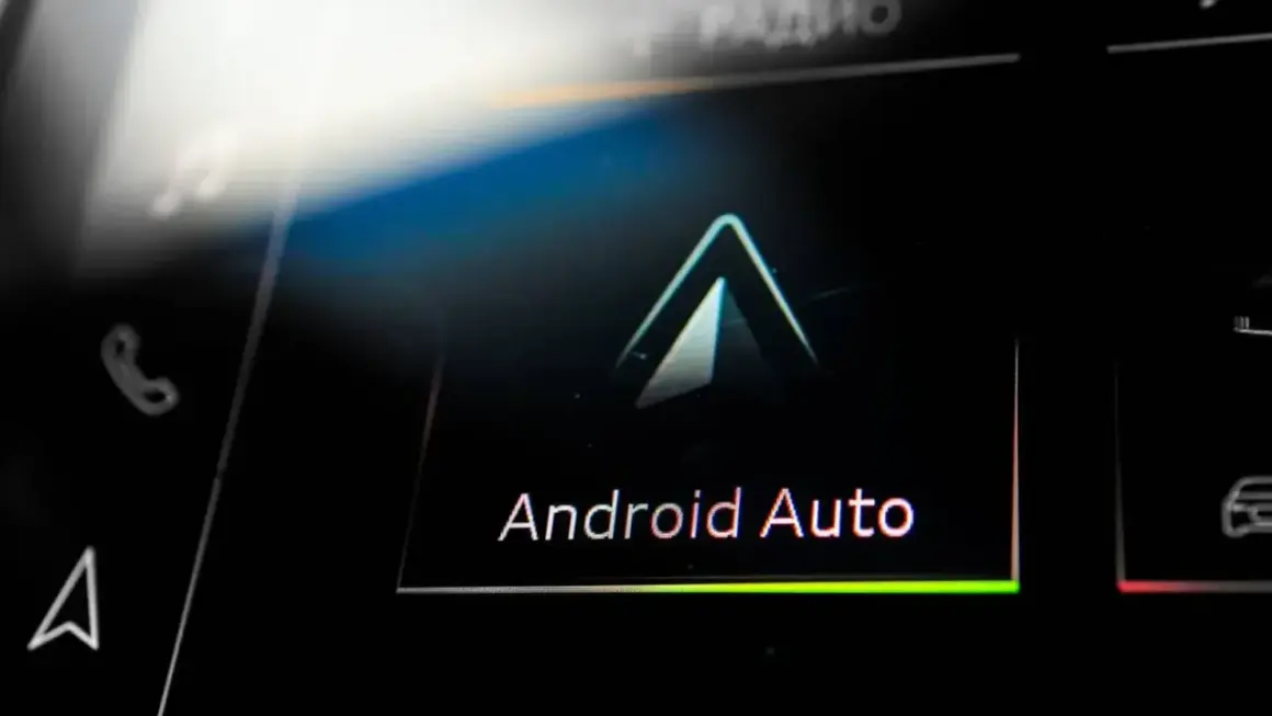 Ekran samochodu z logo Android Auto, gotowy na aktualizację.