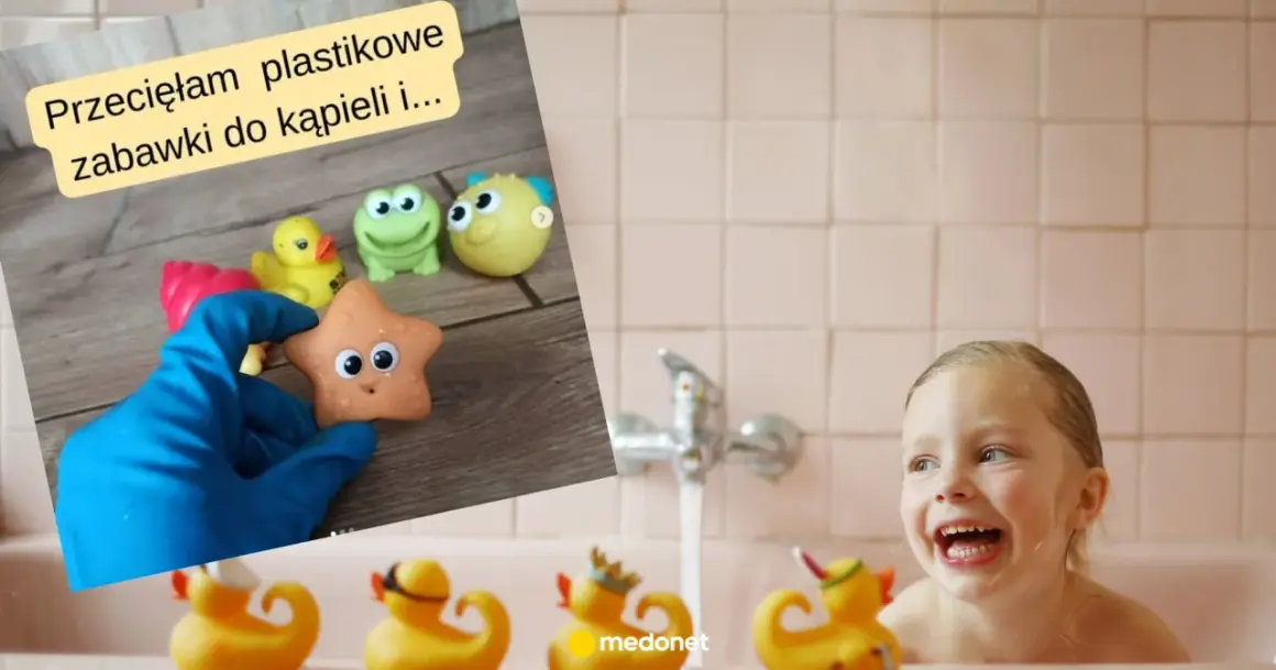 Przecięte plastikowe zabawki do kąpieli ujawniają pleśń. Dziecko w wannie cieszy się kąpielą, nieświadome zagrożenia.