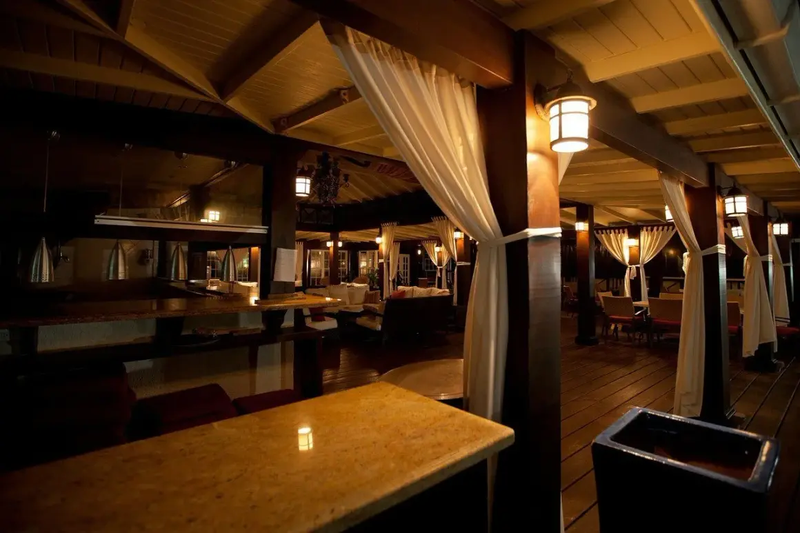 L'antico night club, con le sue tende bianche e l'illuminazione soffusa, evoca un'atmosfera di eleganza senza tempo.