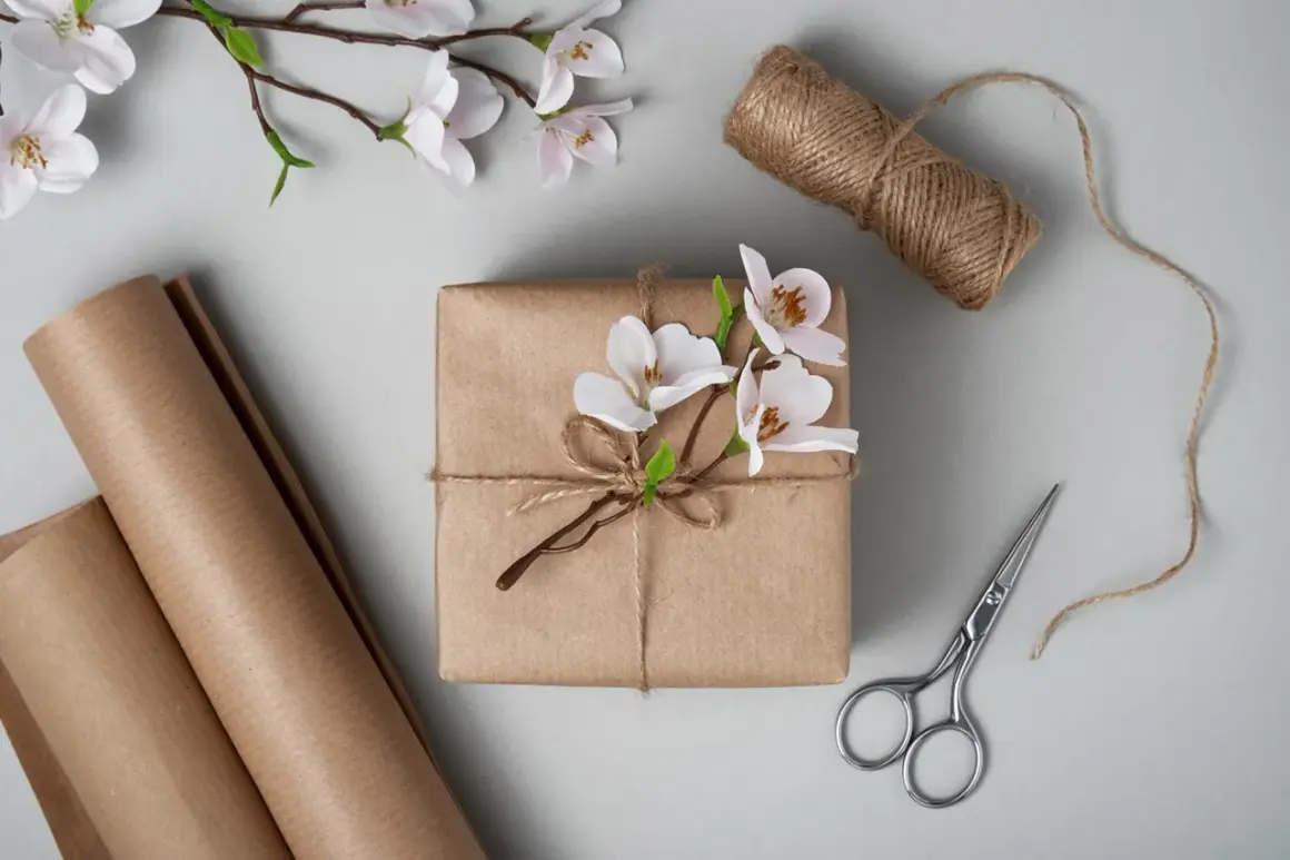 Att slå in presentkort roligt är enkelt med detta vackra paket, blommor och snöre.