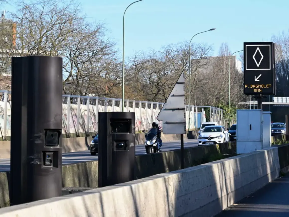 Radars sur le périphérique parisien. Un panneau indique la direction du P. Bagnolet.