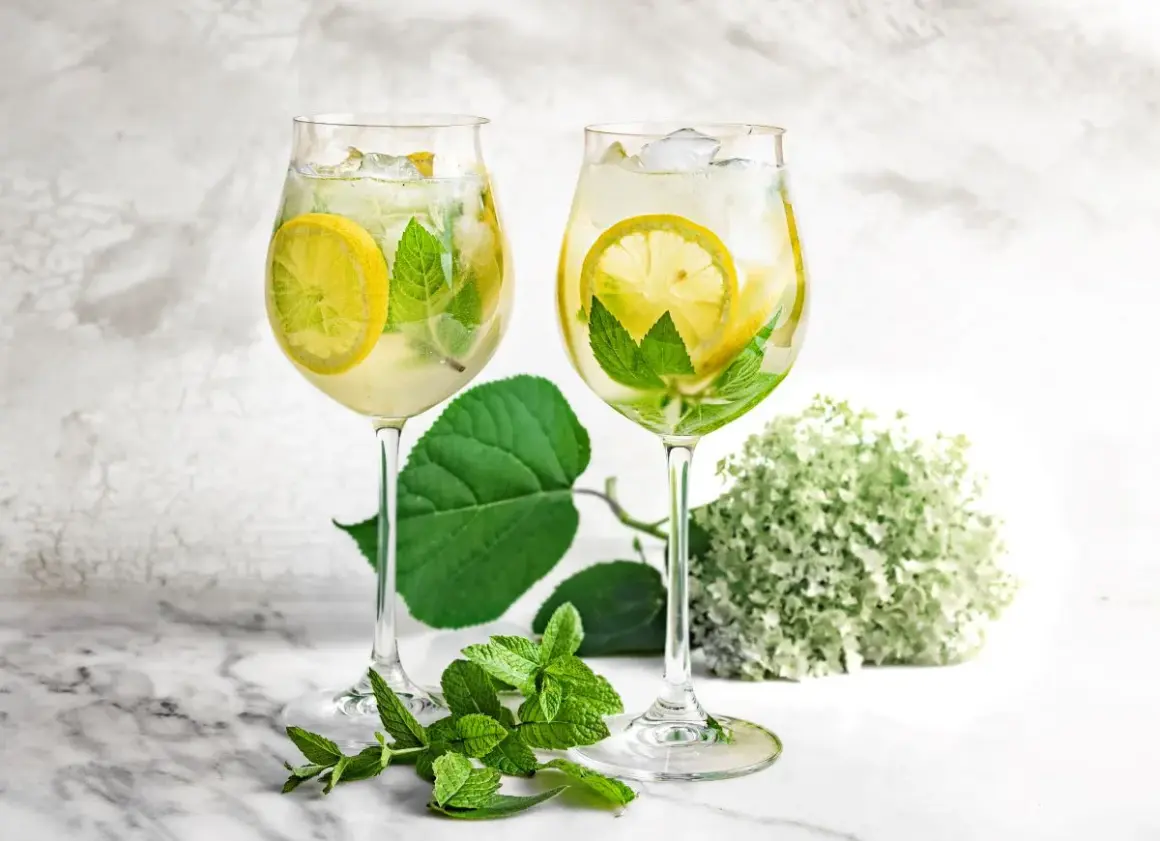 Dwa orzeźwiające drinki z cytryną i miętą, idealne na upalne dni. To może być pyszne hugo wino niemieckie.