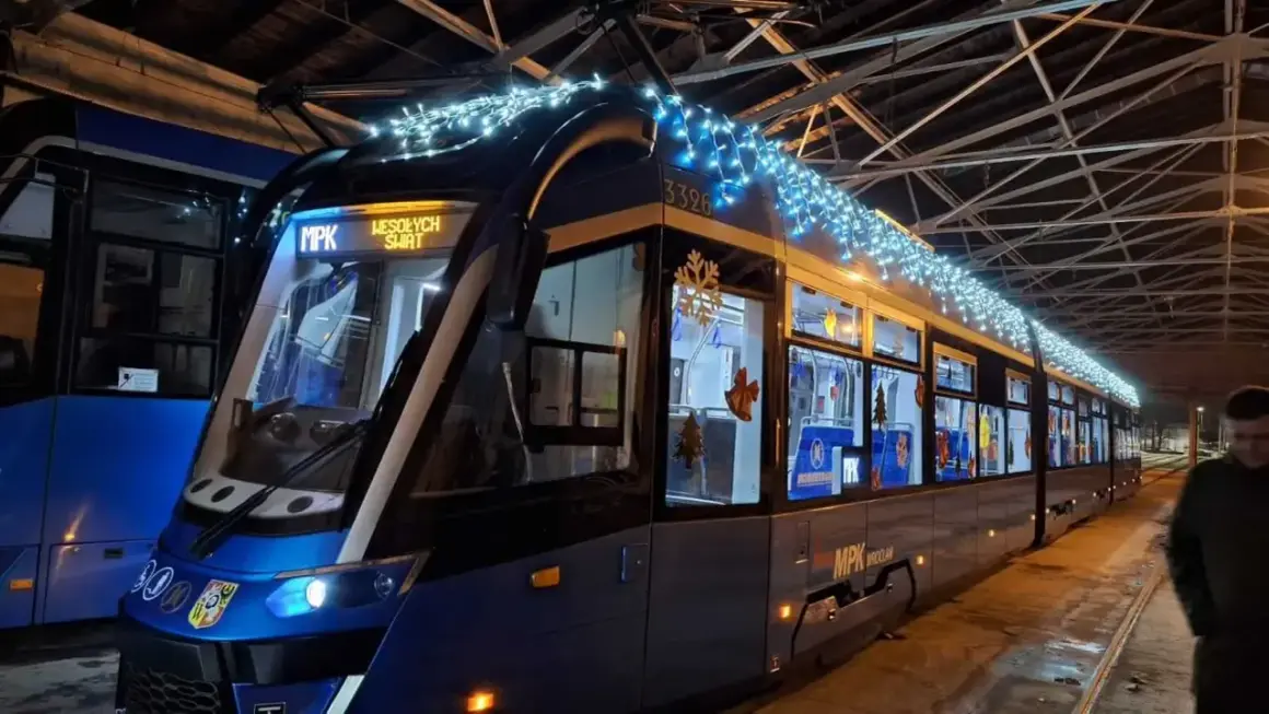 Świąteczny tramwaj 23 Wrocław w zajezdni, ozdobiony lampkami i zimowymi dekoracjami.