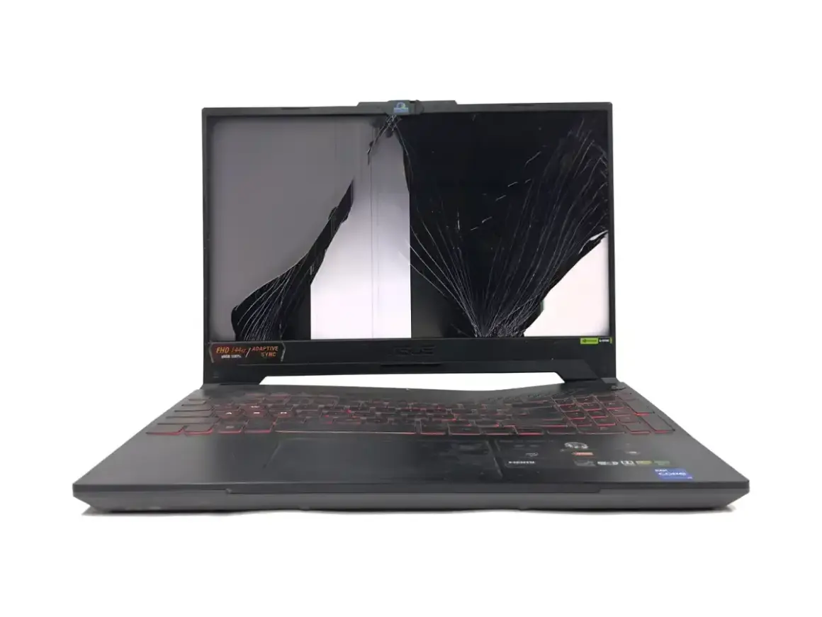 Uszkodzony czarny ekran w laptopie, pęknięty na pół, z widocznymi pęknięciami i fragmentami białego tła.
