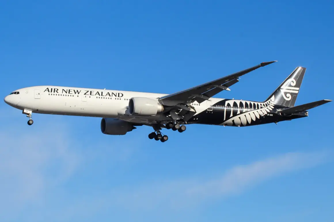 Boeing 777 Air New Zealand z charakterystycznym czarnym malowaniem na ogonie, w locie na tle błękitnego nieba.