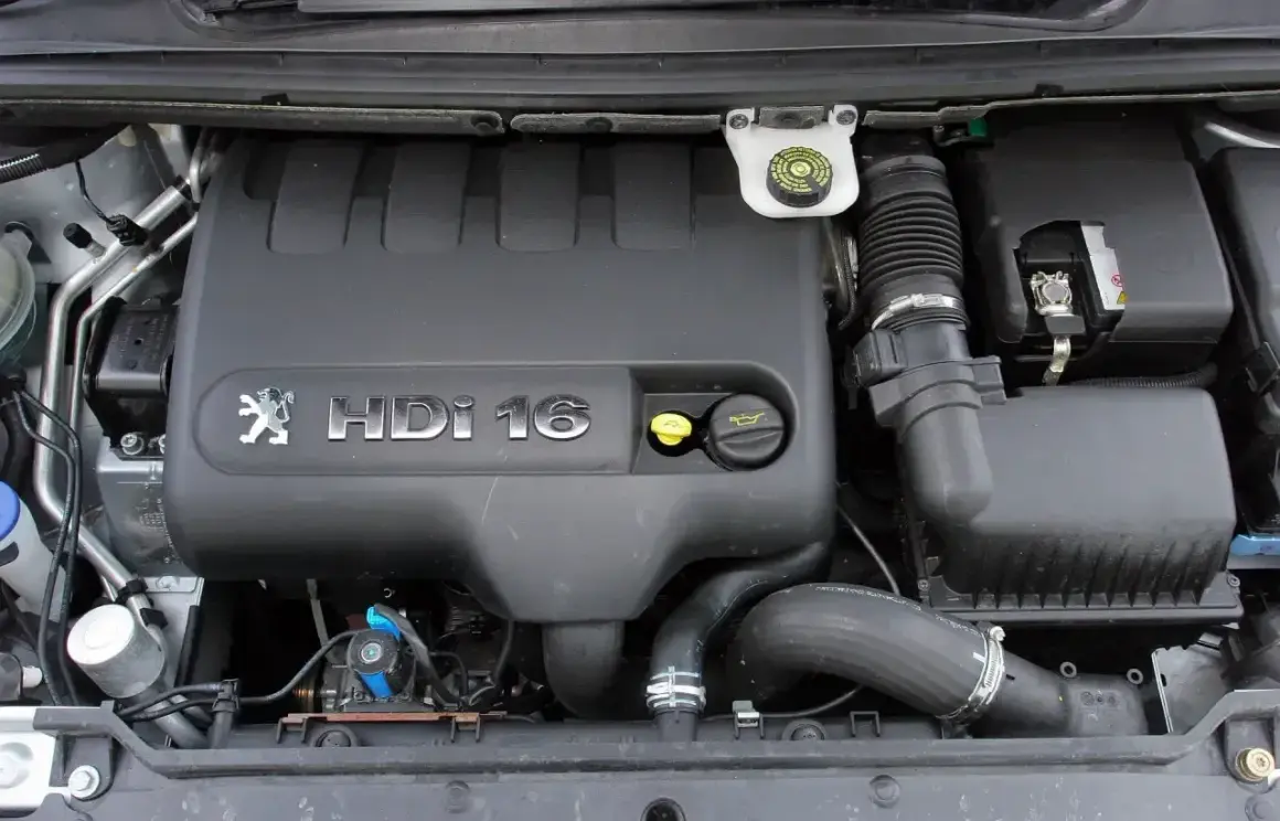 Silnik Peugeot 307 1.6 HDi z widocznym logo i oznaczeniem.