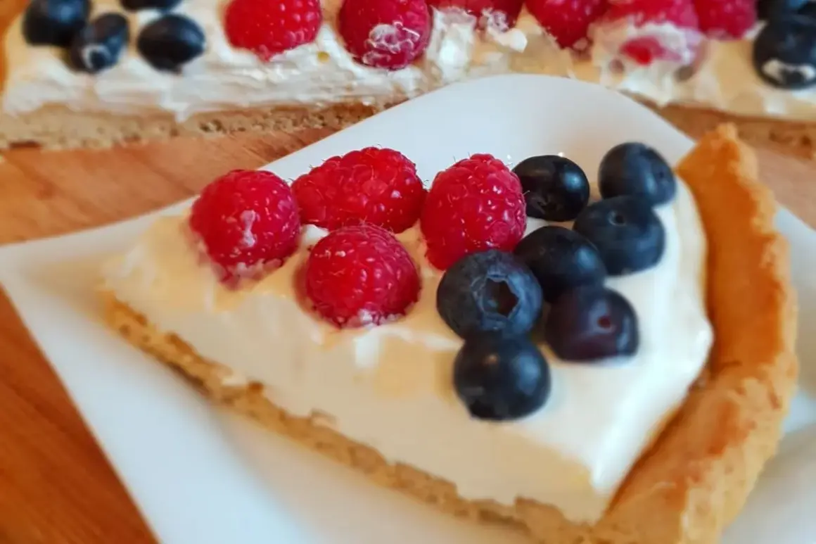 Kawałek pysznej tarty z kremem i owocami leśnymi. Ten najlepsza tarta przepis zachwyci każdego!