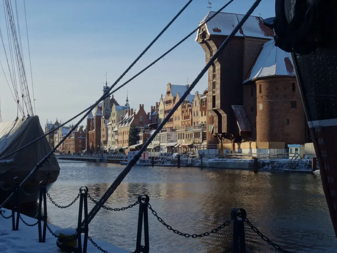 Zimowy Gdańsk, Żuraw i kamieniczki nad Motławą. Jak dojechać z dworca w Gdańsku na plażę? Można spacerem lub tramwajem wodnym.