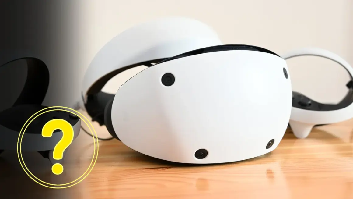 Zwei weiße PSVR 2 Headsets liegen auf einem Holztisch. Ein gelbes Fragezeichen symbolisiert die Ungewissheit.