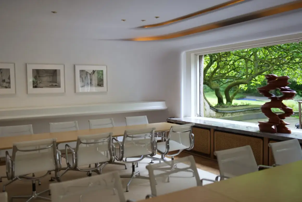 Konferenzraum in der Villa Waldfrieden Wuppertal mit Blick ins Grüne und moderner Kunst.