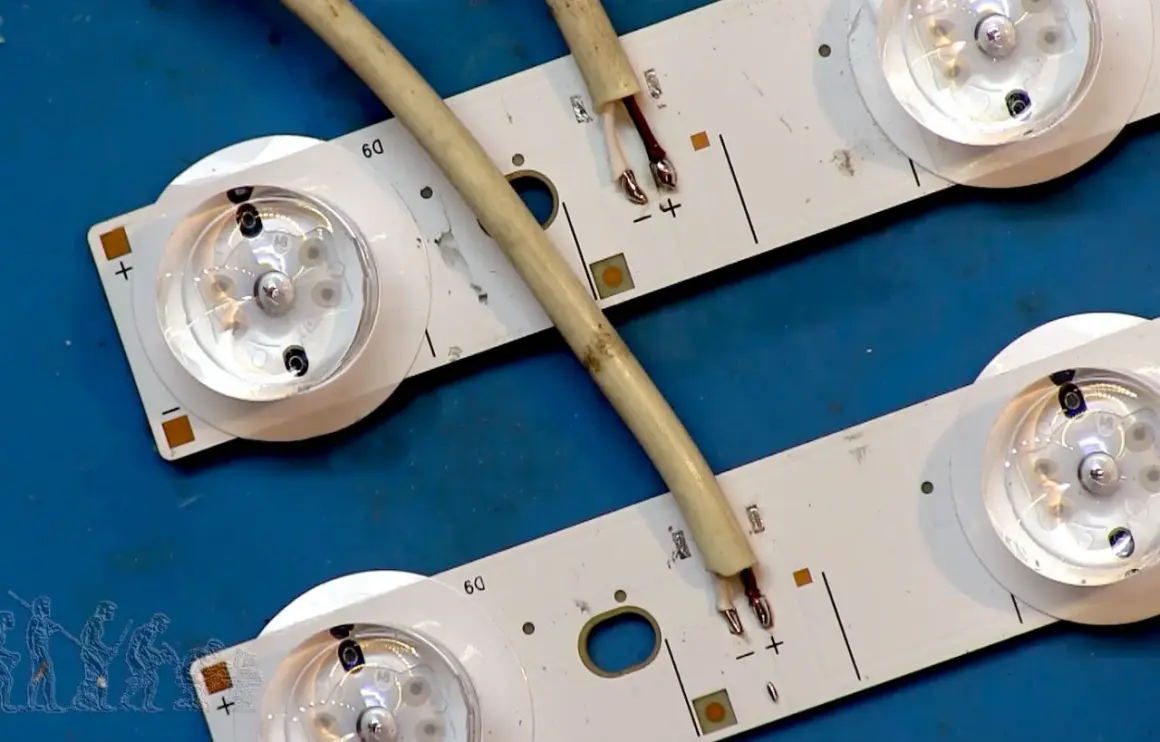 Tiras de LED listas para reemplazar un tubo fluorescente. Cables conectados a los puntos de soldadura positivo y negativo.