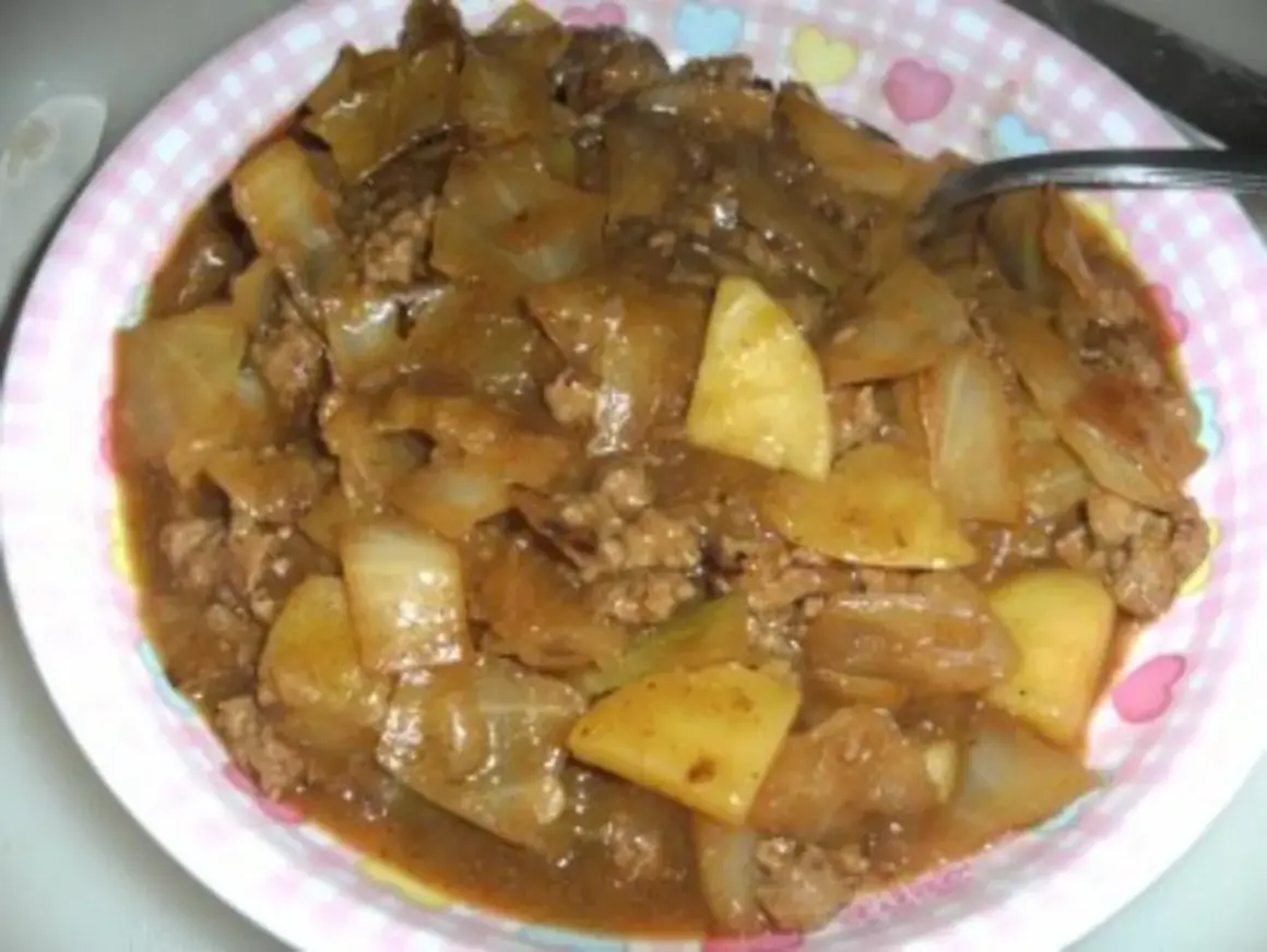 Herzhaftes schichtkraut mit hackfleisch im topf, eine deftige Mahlzeit, die Leib und Seele wärmt.