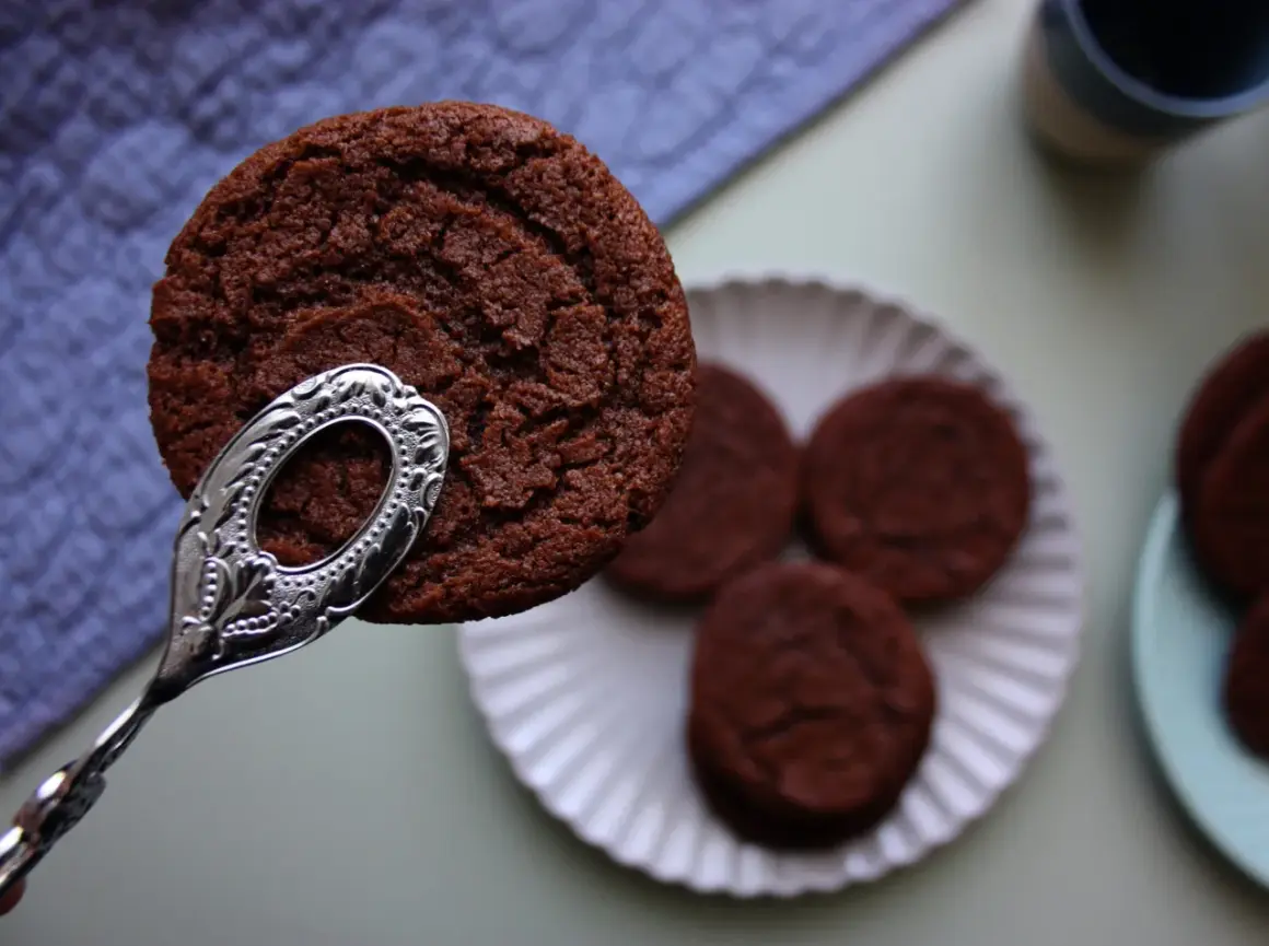 En chokladkaka lyfts med en silvergaffel. Flera liknande kakor ligger på en vit tallrik. Perfekt för en snabb kaka!