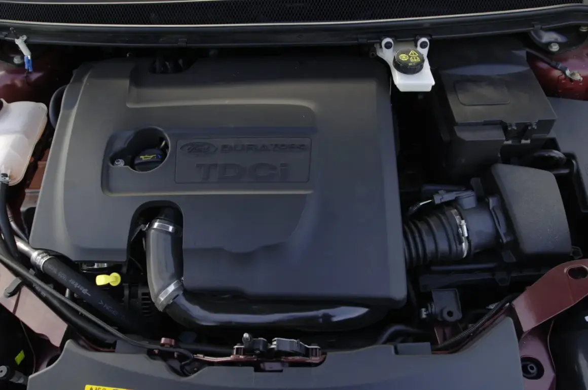 Silnik Ford Focus MK2 1.6 TDCI. Widoczna czarna osłona silnika z napisem "Ford Duratorq TDCi".