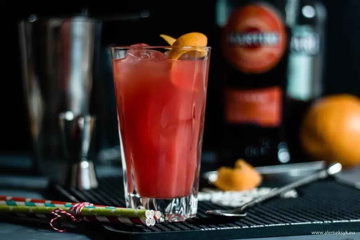 Orzeźwiający drink z Martini Fiero i prosecco, ozdobiony skórką pomarańczy. Idealny na letnie wieczory.