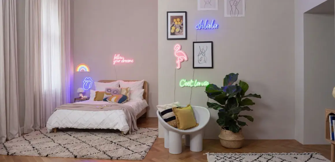 Gemütliches Schlafzimmer mit bunter Neon-Deko, die eine moderne und **ästhetische Zimmer Einrichtung** schafft.