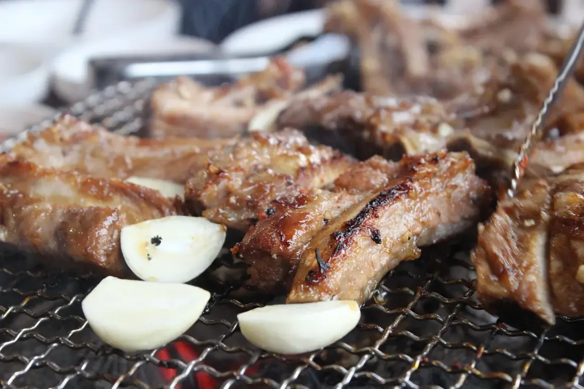 Saftige Spareribs grillen mit Knoblauch auf dem Rost. Ein Genuss für alle Sinne!