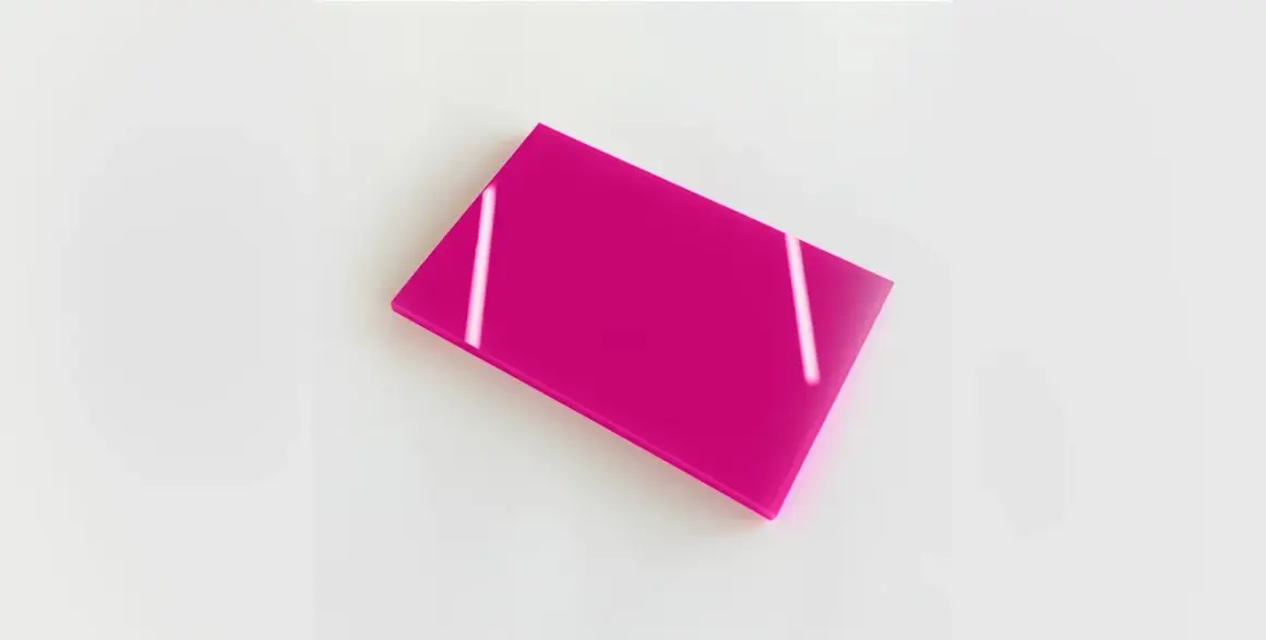 Plaque de plexiglas coloré rose vif, reflétant la lumière.
