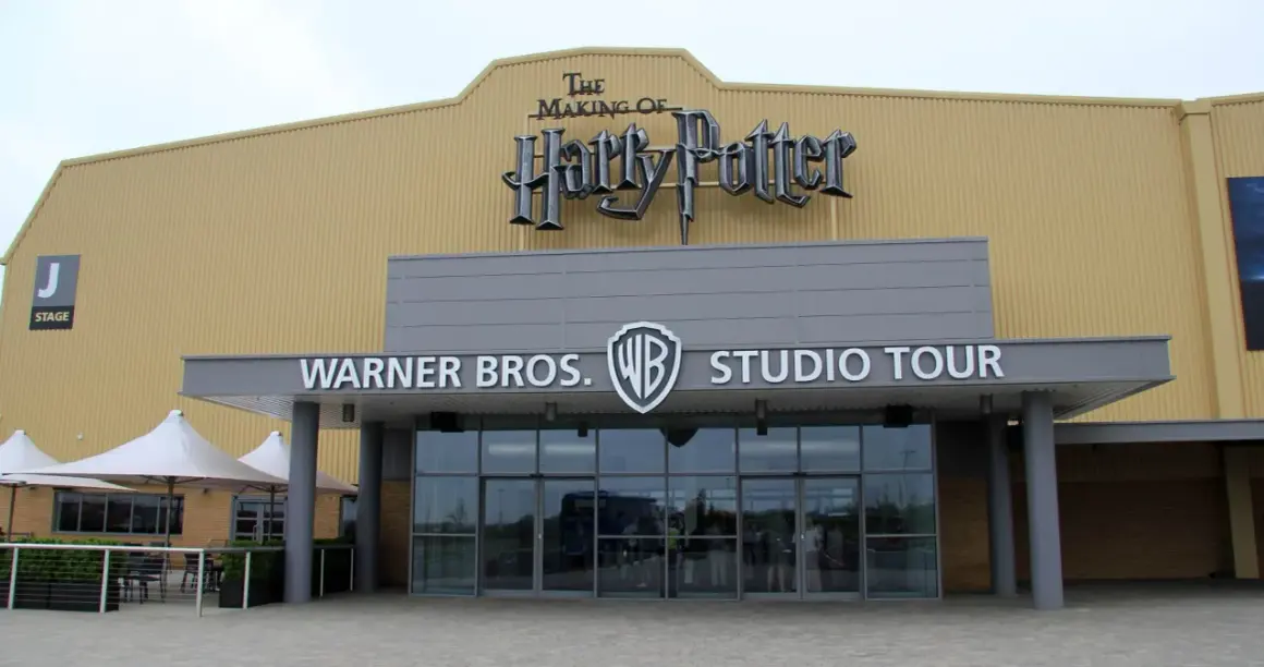 Warner Bros. Studio Tour med "The Making of Harry Potter"-skylt. En magisk plats för alla Harry Potter-fans i Sverige.