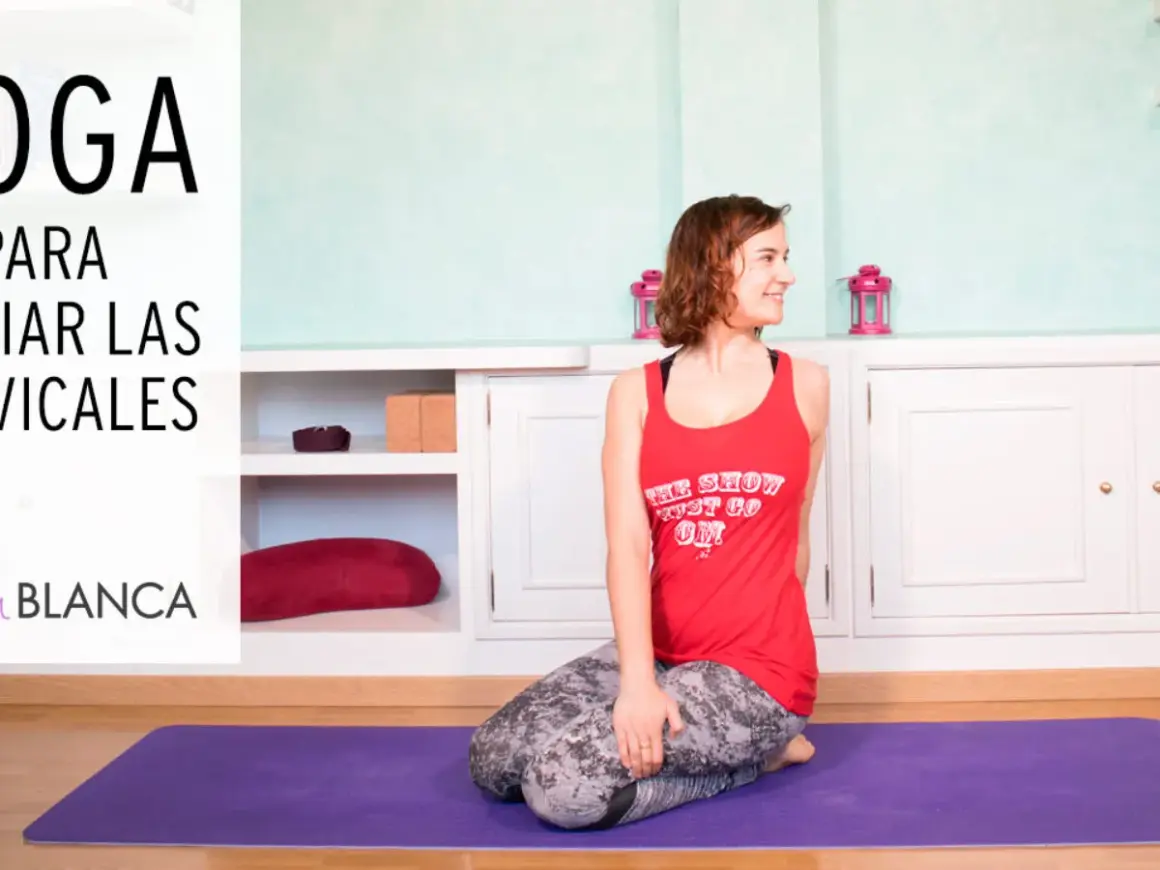 Mujer en postura de yoga para aliviar las cervicales.
