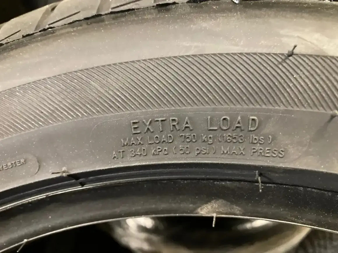 Co oznacza XL na oponie? To "Extra Load", czyli opona przystosowana do większego obciążenia (750 kg) i wyższego ciśnienia (50 PSI).