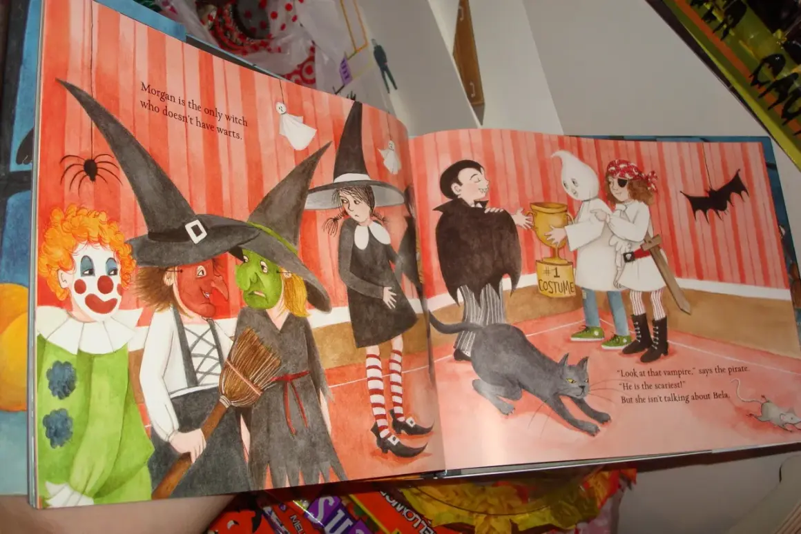 Dzieci w strojach na Halloween, w tym czarownice i klaun. Nasz dyrektor jest wampirem, który wręcza nagrodę za najlepszy kostium.