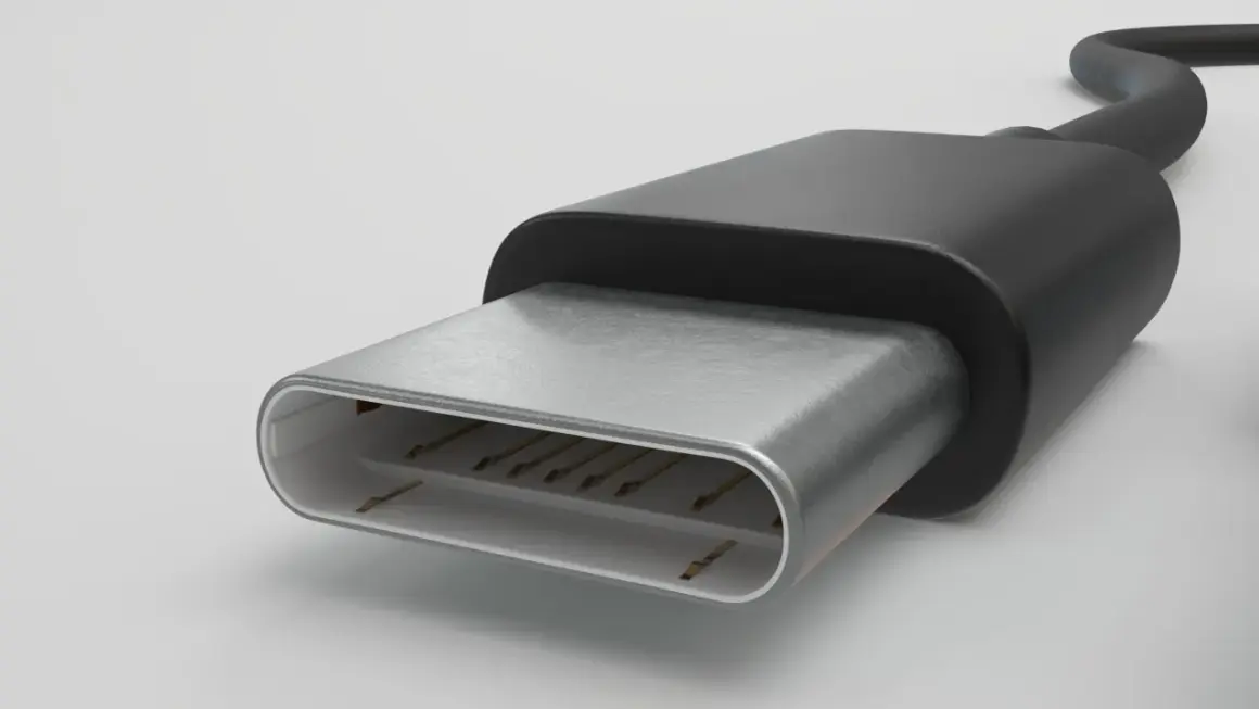 Zbliżenie na wtyczkę usb typu c, gotową do podłączenia.