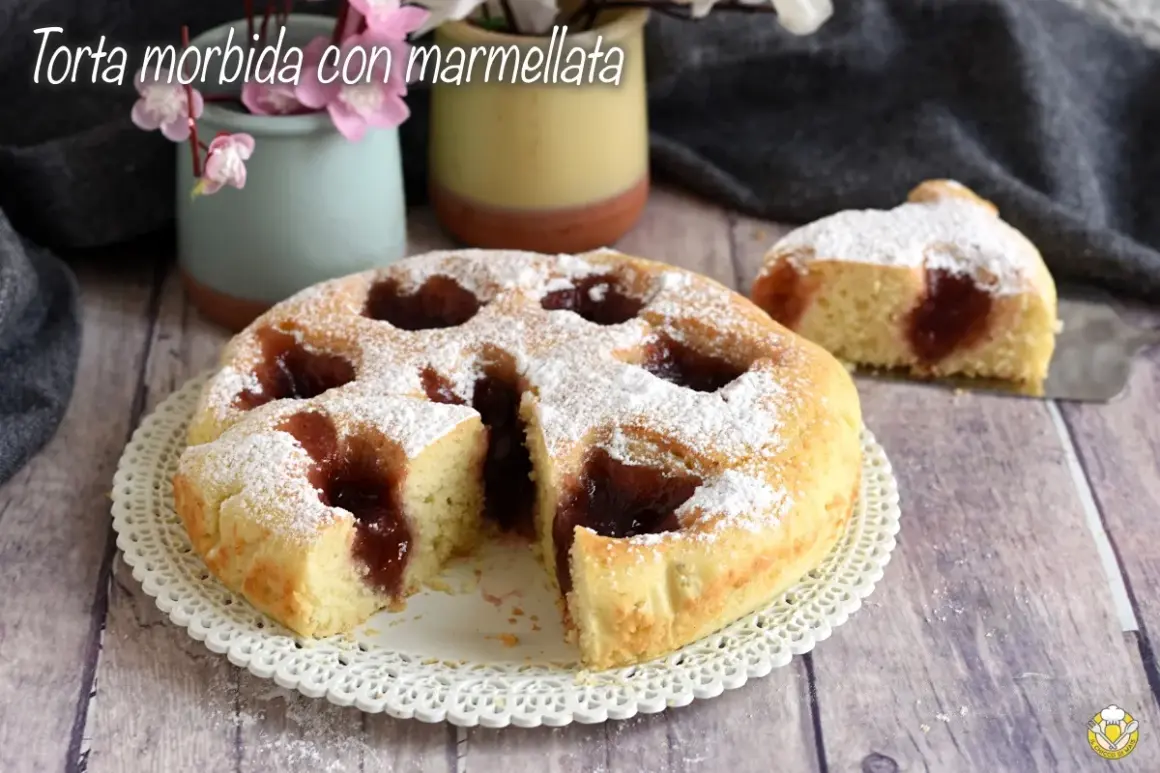 Torta soffice con un cuore goloso di marmellata, cosparsa di zucchero a velo. Perfetta per la colazione o la merenda.