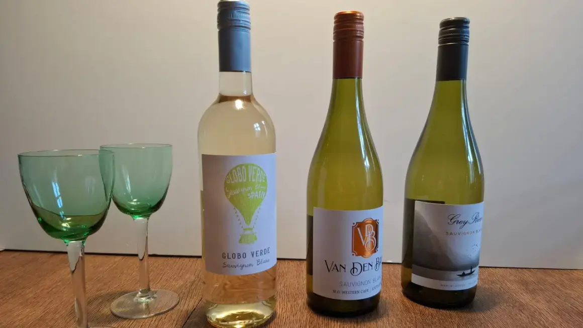 Drei Flaschen Sauvignon Blanc stehen bereit für den Genuss. Der frische, spritzige Sauvignon Blanc Geschmack verspricht ein tolles Erlebnis.