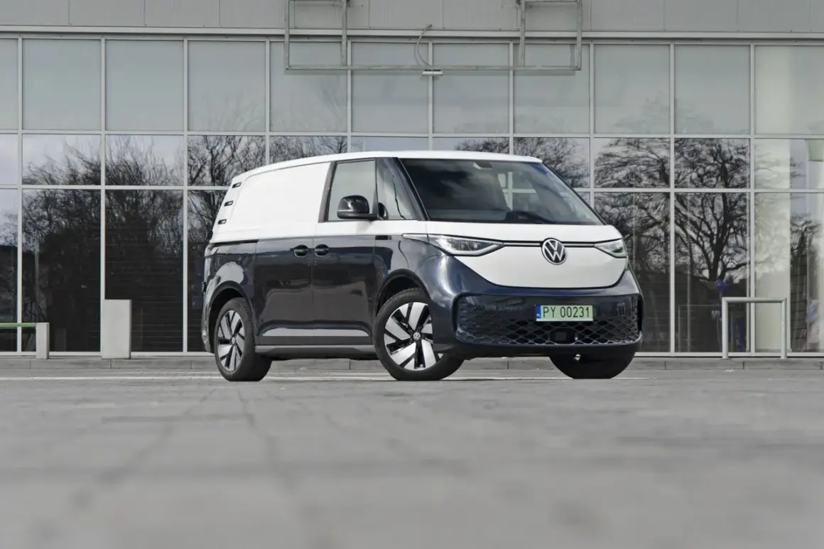 Dwukolorowy Volkswagen ID. Buzz 7 osobowy, zaparkowany przed nowoczesnym budynkiem z lustrzanymi oknami.