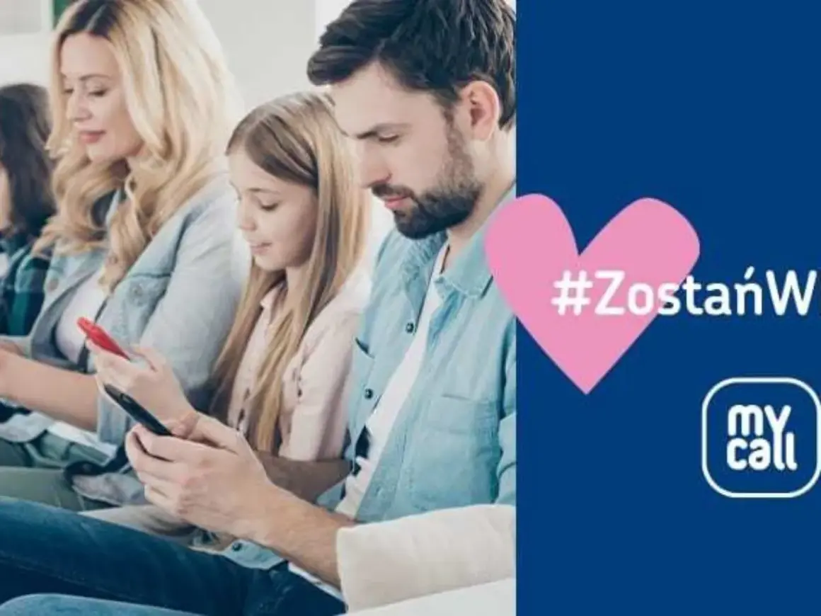 Rodzina korzysta z telefonów. Na ekranie widnieje hasło #ZostańWDomu i logo my call.