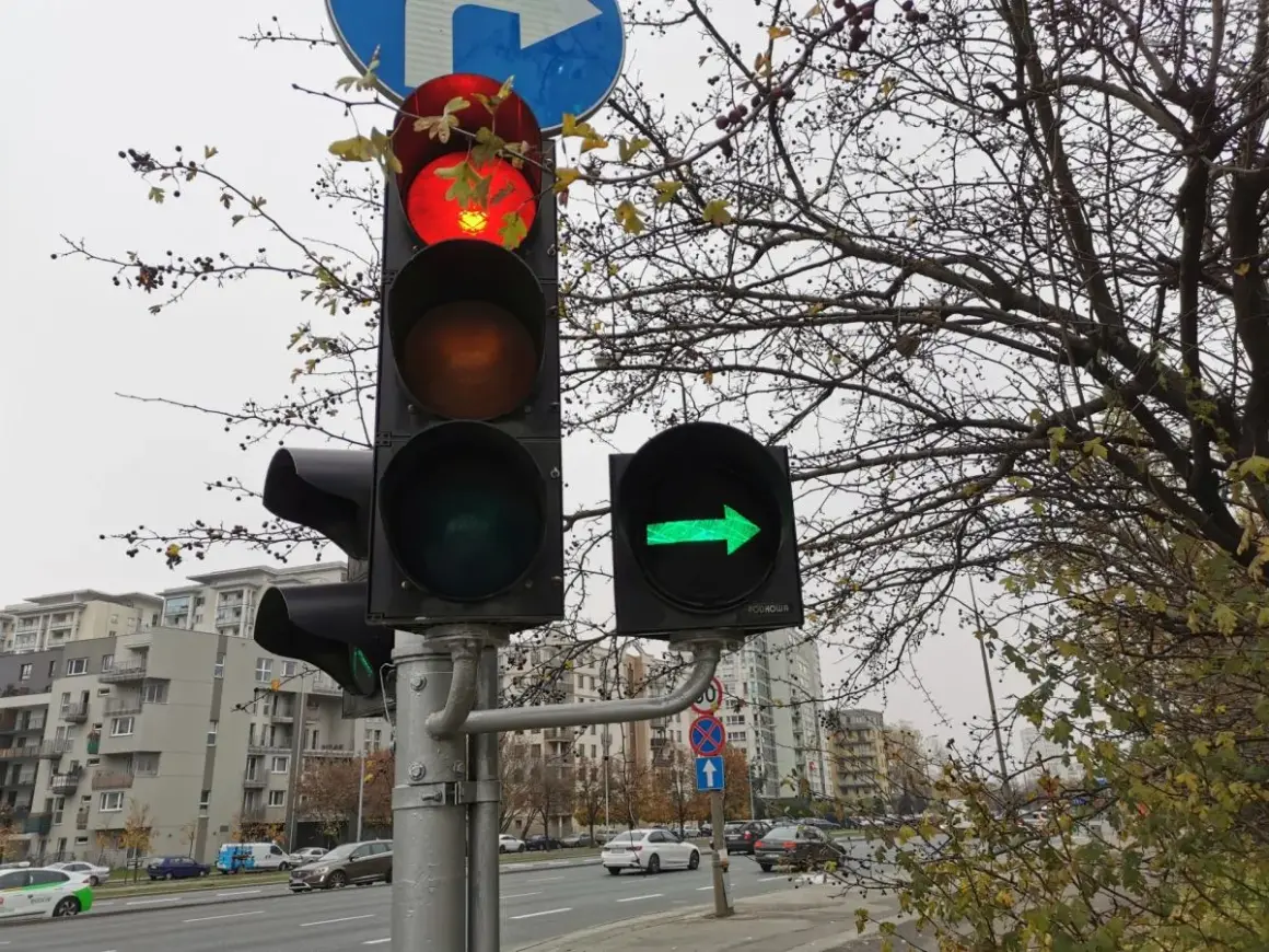Czerwone światło na sygnalizatorze, ale zielona strzałka w prawo. Uważaj, by nie dostać mandatu za stop!
