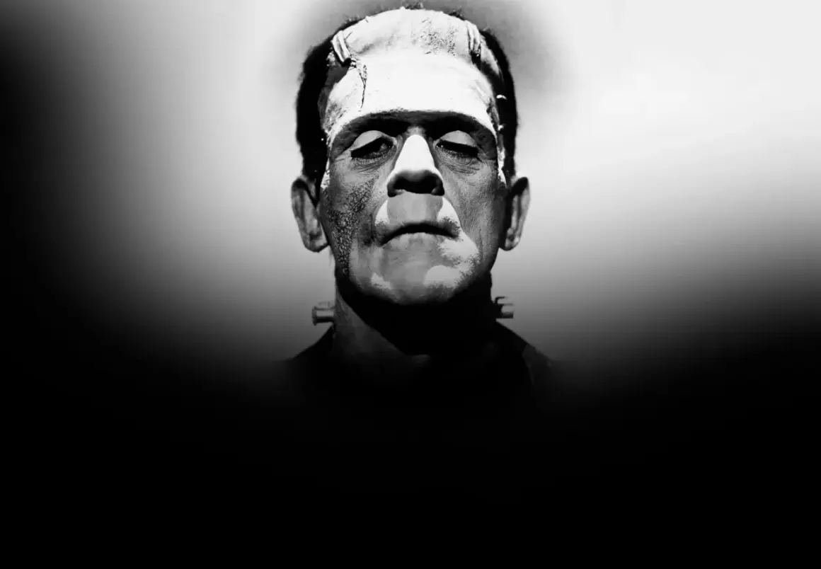 Frankensteins monster film: Boris Karloffs ikoniska ansikte, med ärr och skruvar, blickar sorgset framåt.