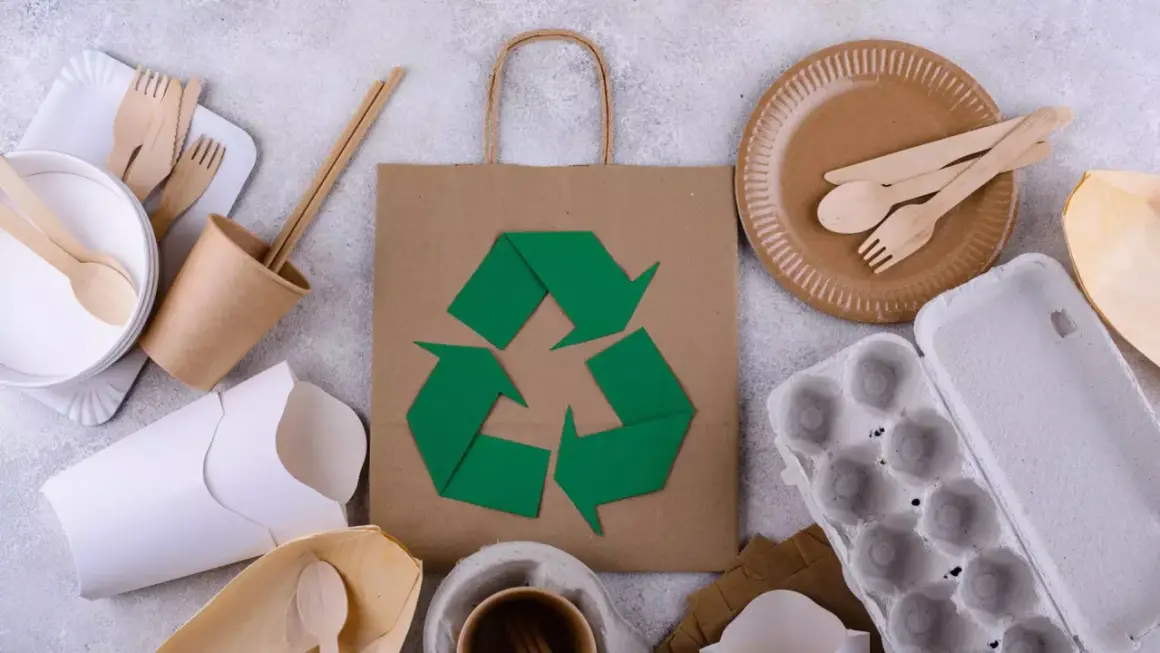 Ekologiczne naczynia i torba z symbolem recyklingu. Dbanie o gospodarkę odpadami zaczyna się od wyboru.