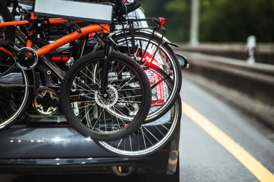Porte-vélo sur hayon interdit, chargé de vélos, bloquant la visibilité des feux arrière.