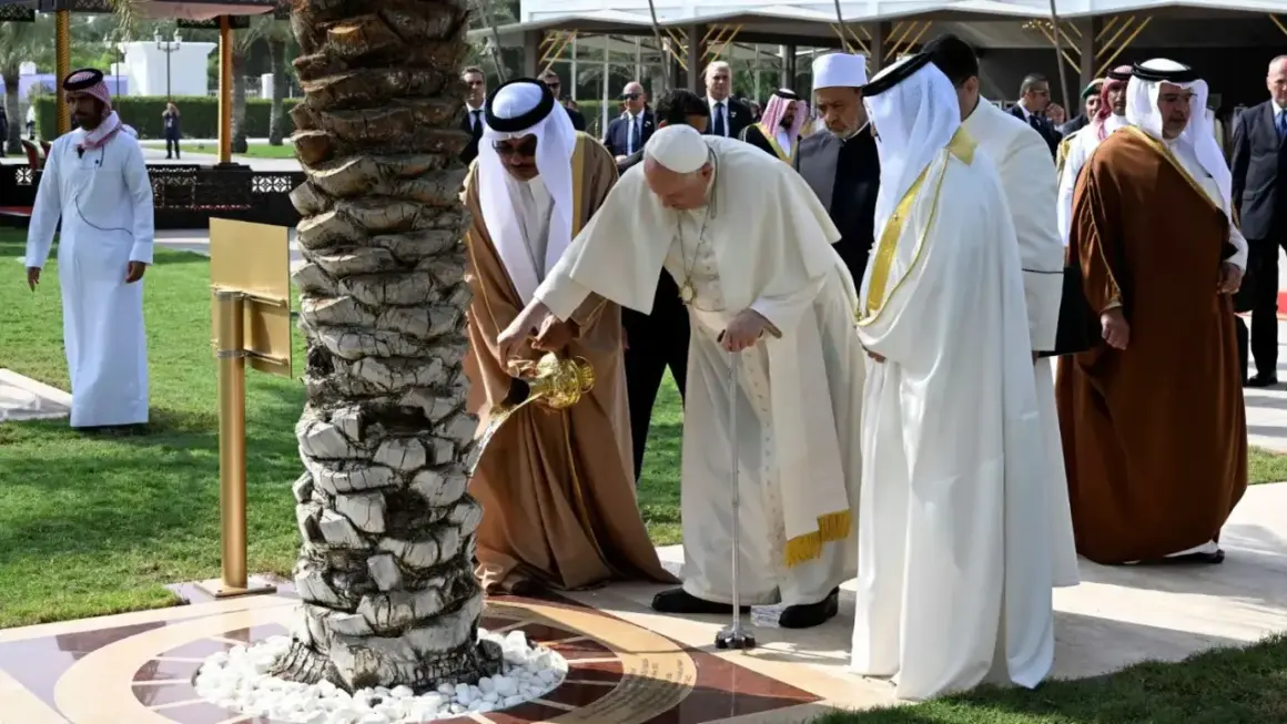 Papież Franciszek i przywódca Zjednoczonych Emiratów Arabskich wspólnie podlewają drzewo. W tle widać ludzi w tradycyjnych strojach, jakby na spotkaniu z muezinem.