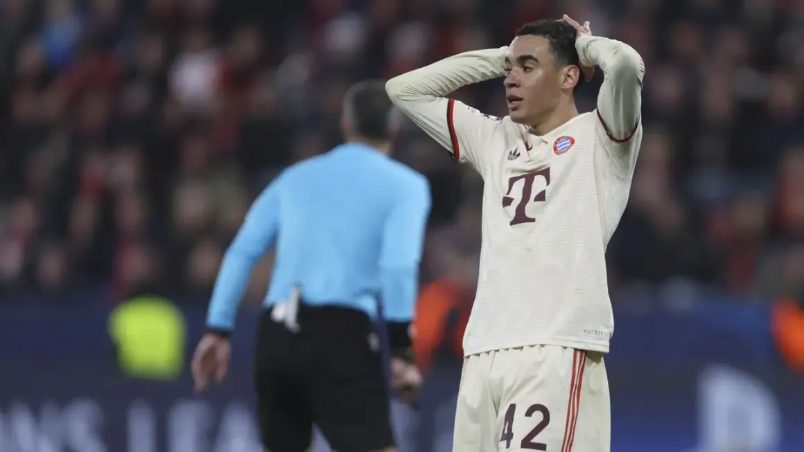 Jamal Musiala, piłkarz Bayernu, z rękami na głowie, wyraża frustrację na boisku.