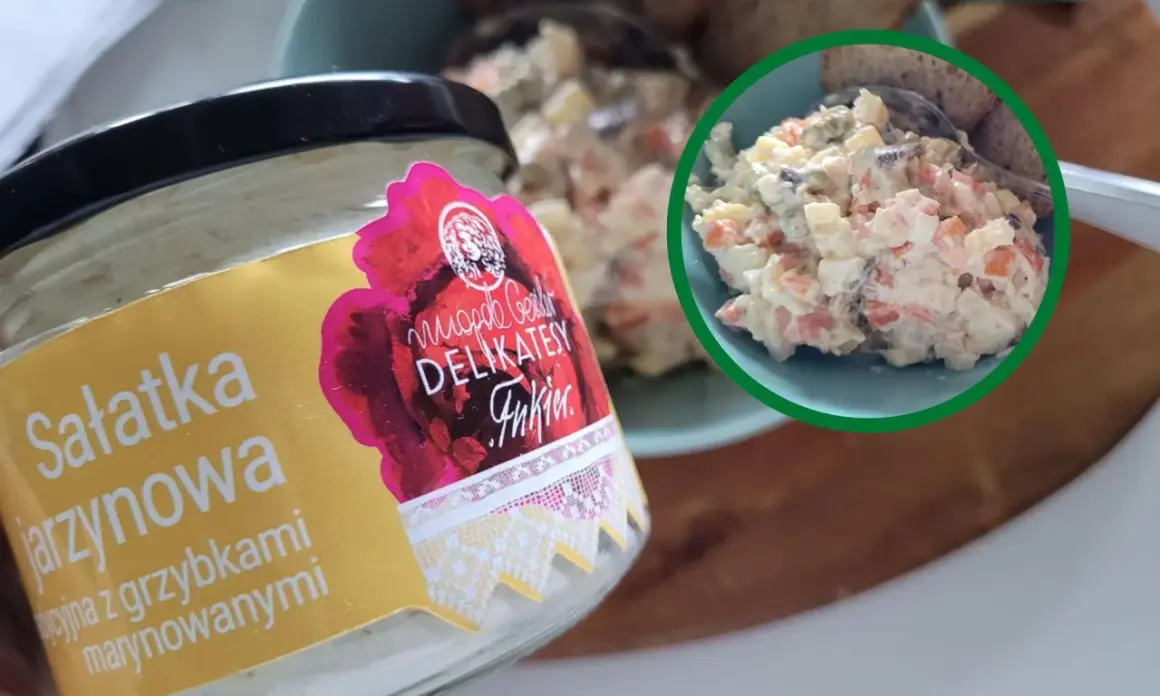 Słoik sałatki jarzynowej z marynowanymi grzybkami, inspirowanej przepisami Magdy Gessler. Obok miseczka pełna tej pysznej sałatki.