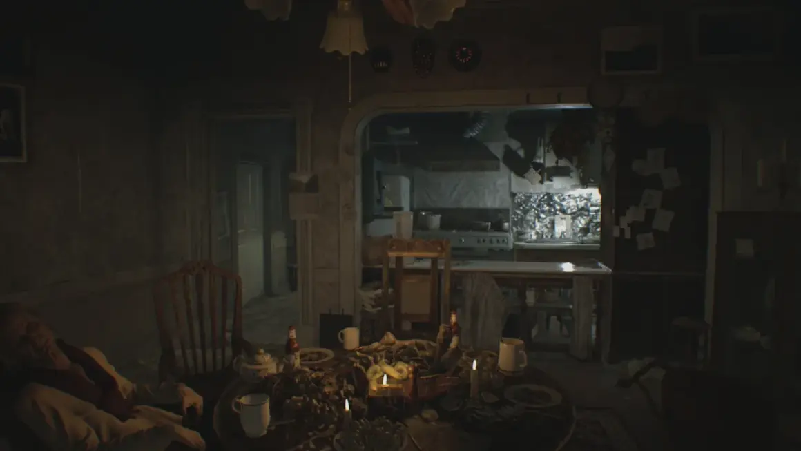 Mroczna jadalnia z obficie zastawionym stołem i śpiącym mężczyzną. W tle kuchnia, jak z poradnika Resident Evil 7.