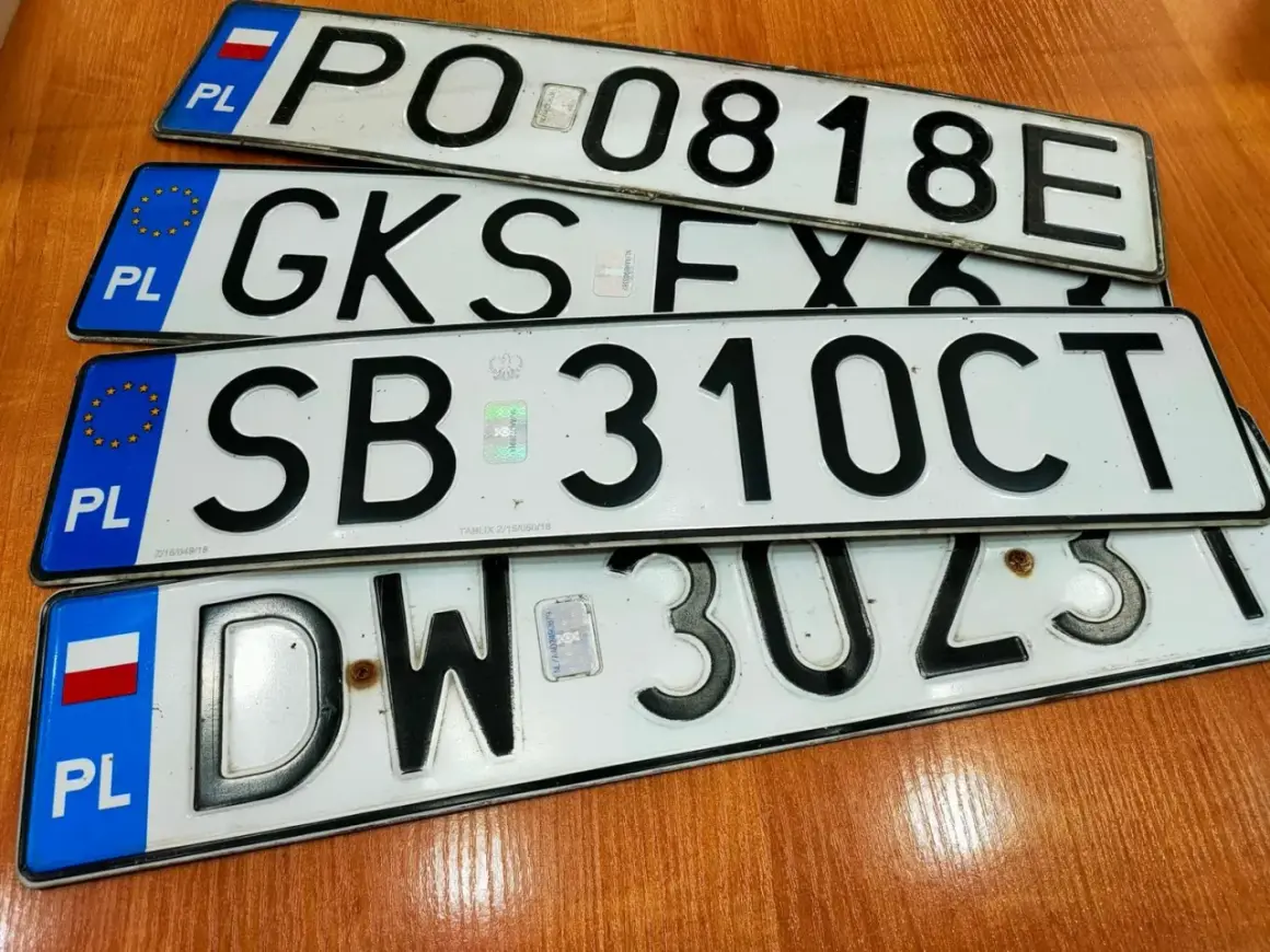Stare tablice rejestracyjne wykazują numery: PO 0818E, GKS FX, SB 310CT, DW 3UZST.