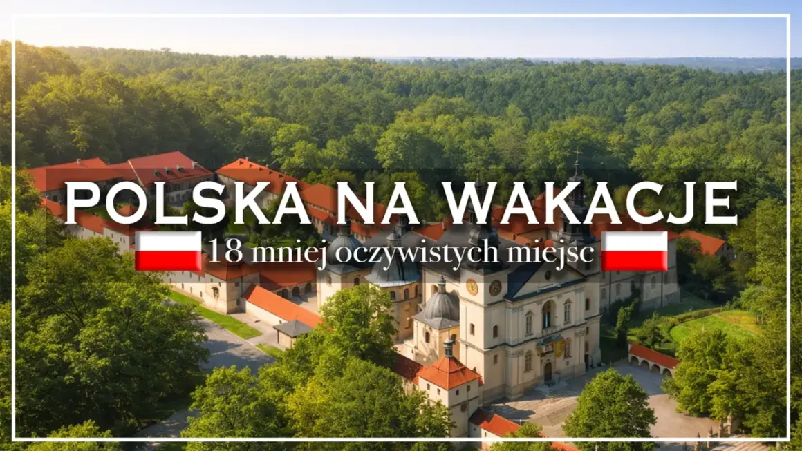 Polska na wakacje: 18 mniej oczywistych miejsc. Piękny klasztor otoczony zielenią.
