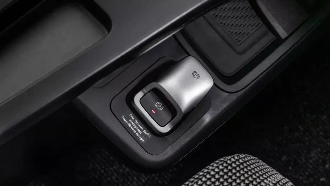 Bouton du frein à main électrique activé dans une voiture moderne.