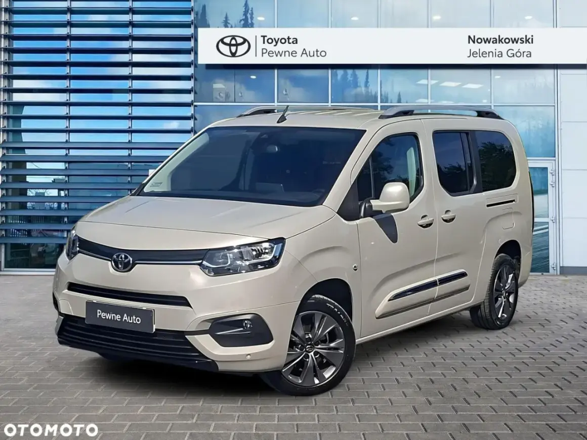 Nowy Toyota Proace City 1.5 diesel w kolorze beżowym, zaparkowany przed salonem Toyota Nowakowski w Jeleniej Górze.