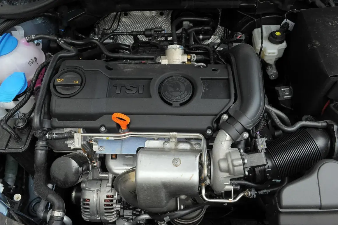 Silnik TSI w Skoda Octavia 2. Widoczny jest turbosprężarka, przewody i zbiorniczki płynów.