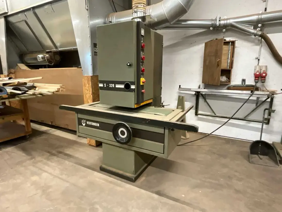 Machine à bois Vertongen S-320, idéale pour un site outillage occasion. Un aspirateur industriel est visible au-dessus.
