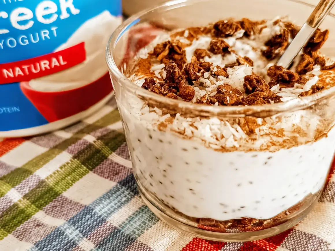 Yogurt greco naturale con semi di chia, cocco grattugiato e granola croccante. Un delizioso e salutare spuntino.